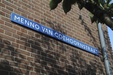 909192 Afbeelding van het (oud type) straatnaambordje Menno van Coehoornstraat aan de zijgevel van het pand ...